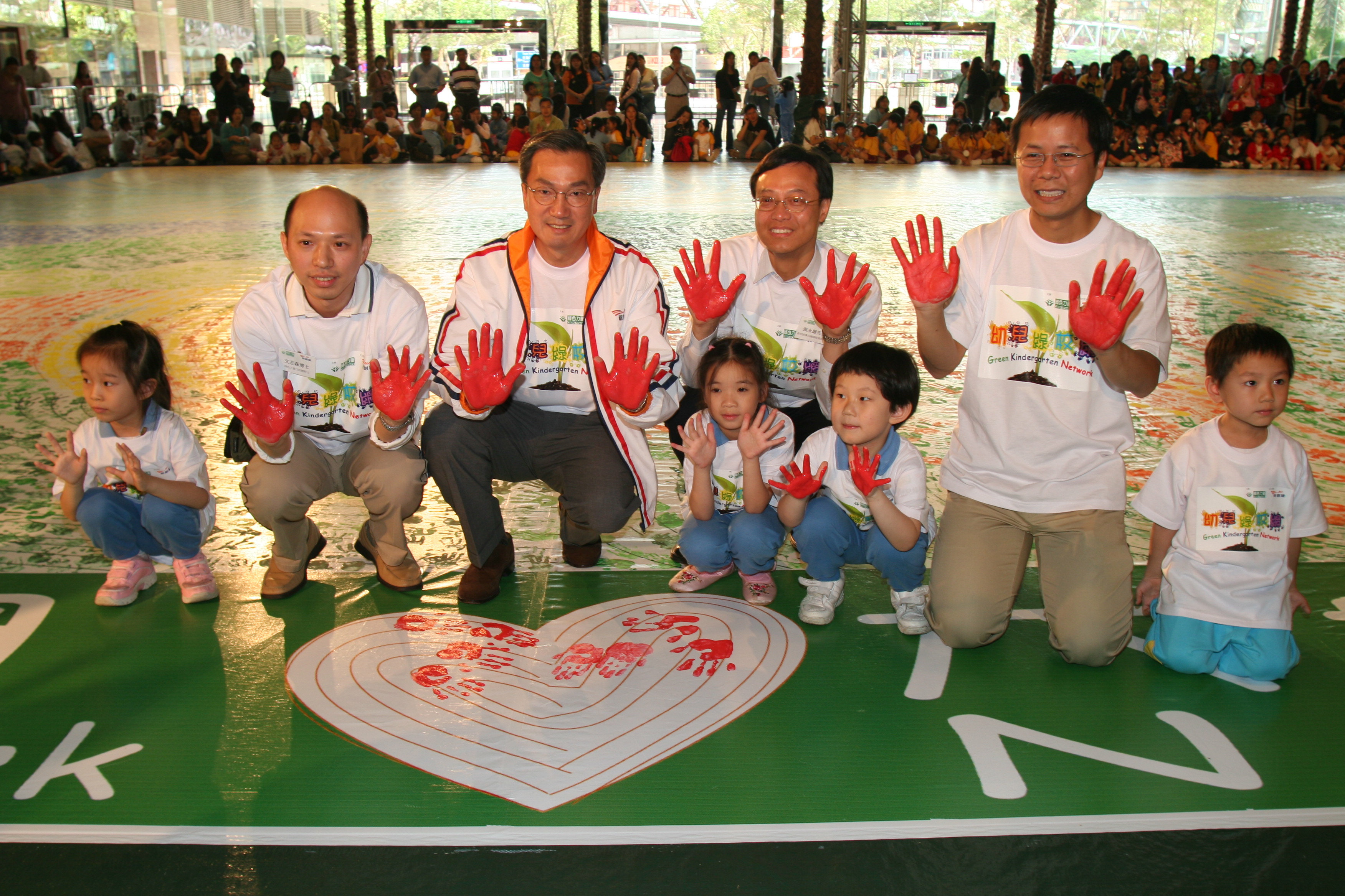 Green Kindergarten Network kicked off <BR>with world-record-breaking handprint painting by 3,000 children