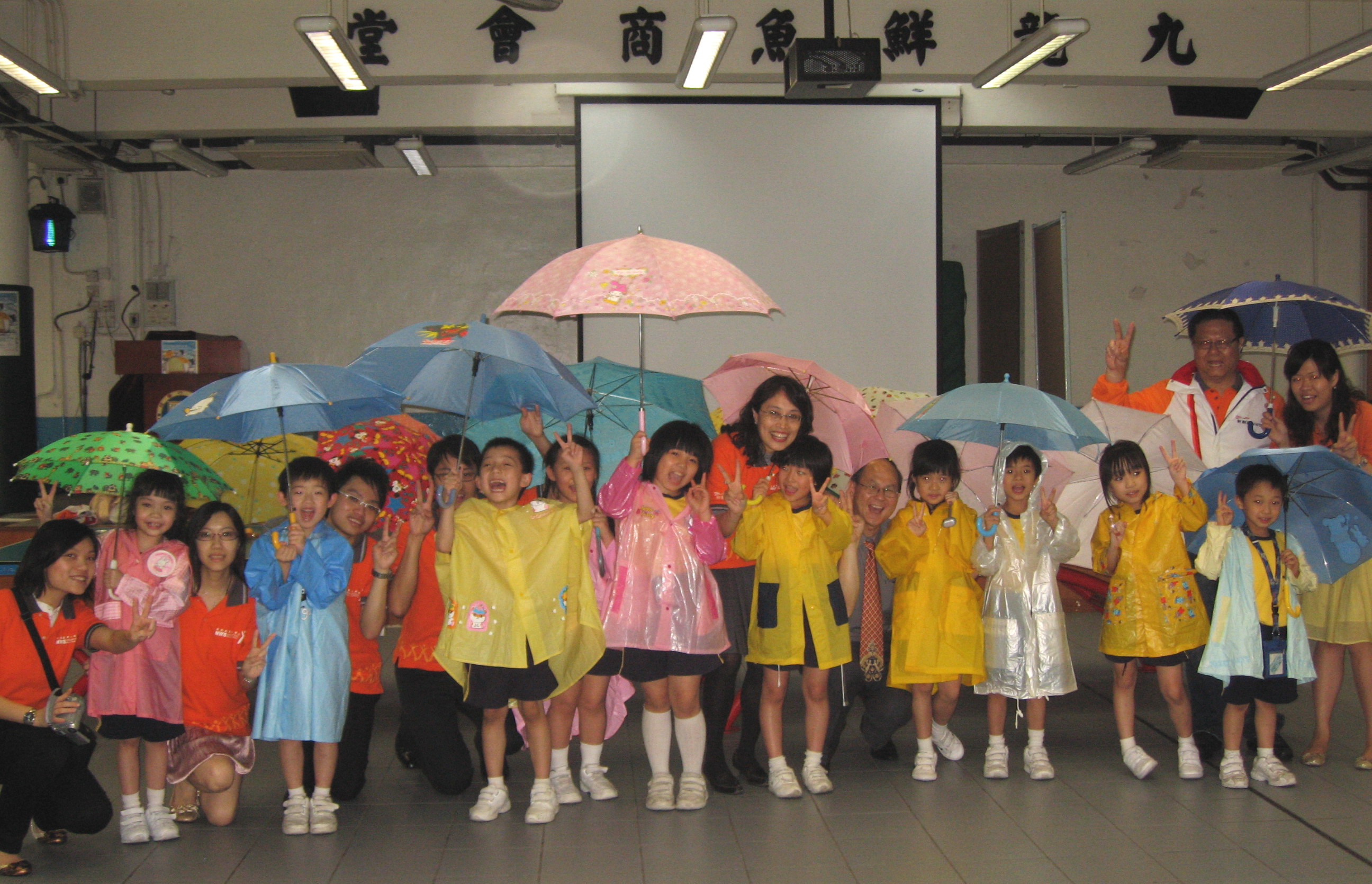 NWS Holdings donated rain gear to Fresh Fish Traders' School (Chinese version only)