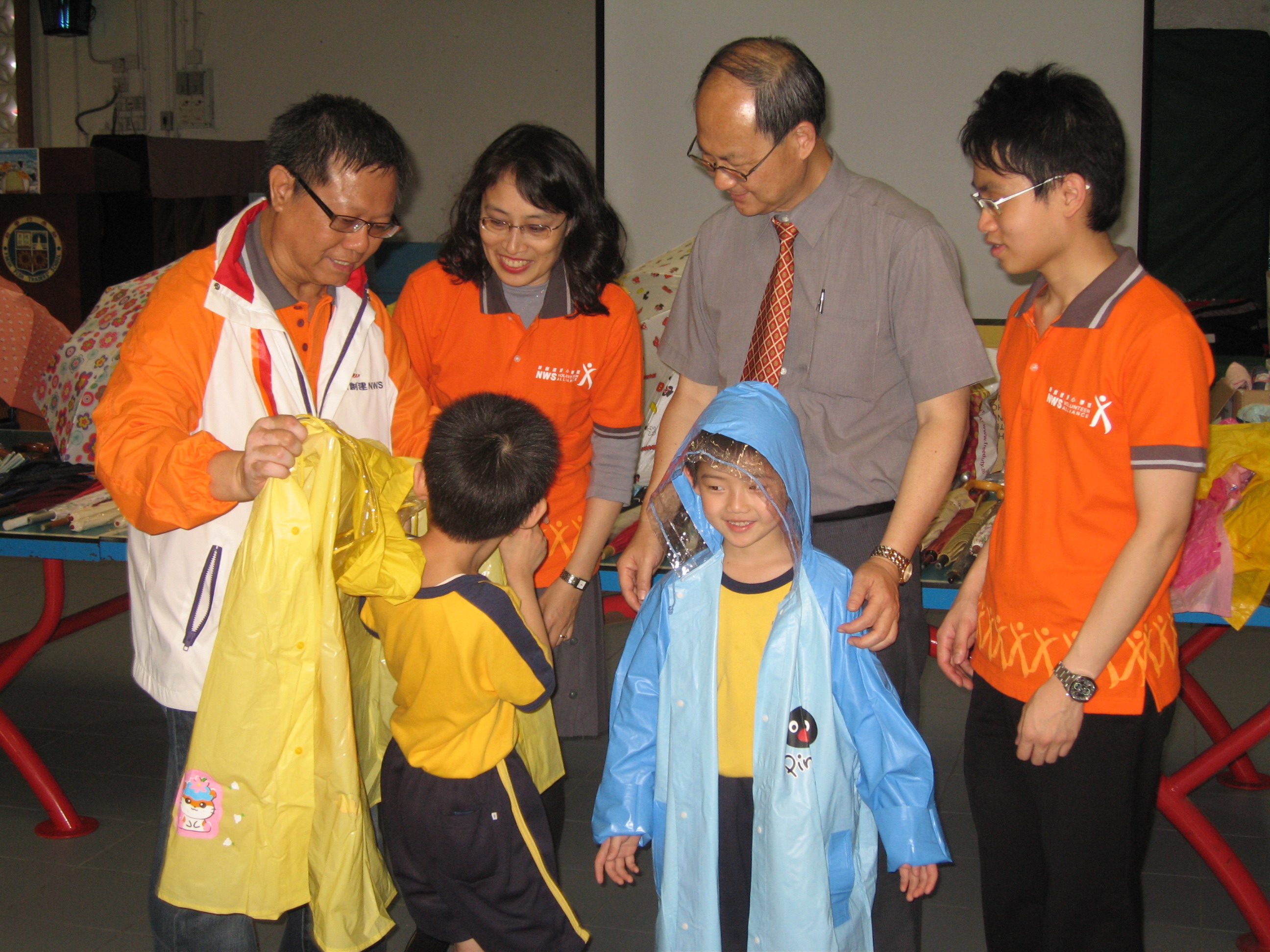 NWS Holdings donated rain gear to Fresh Fish Traders' School (Chinese version only)