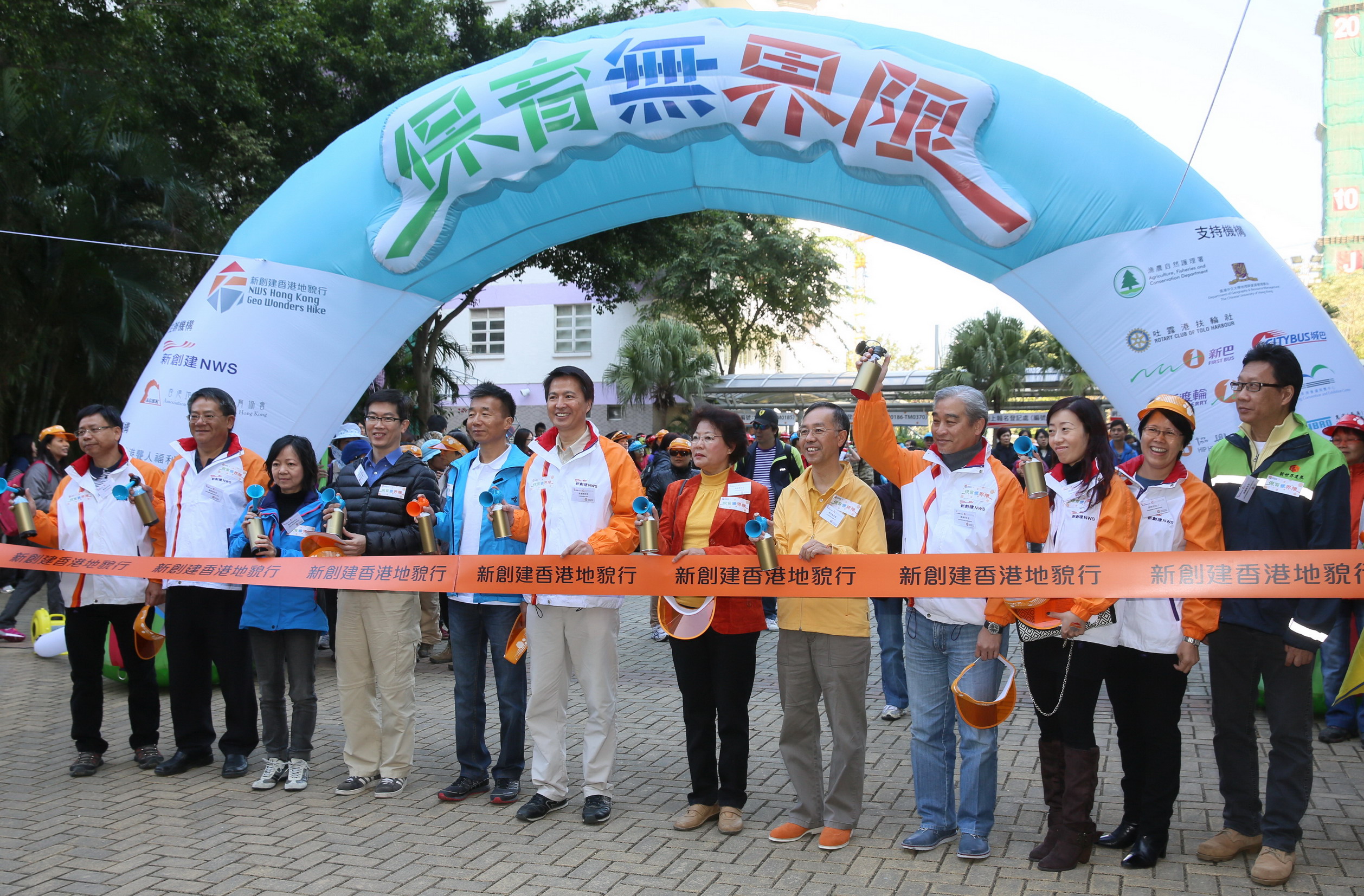 "Geo-Month" activities under NWS Hong Kong Geo Wonders Hike 2013-14 conclude with large-scale guided public tour